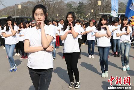 向佐的起床闹钟是女儿的巴掌